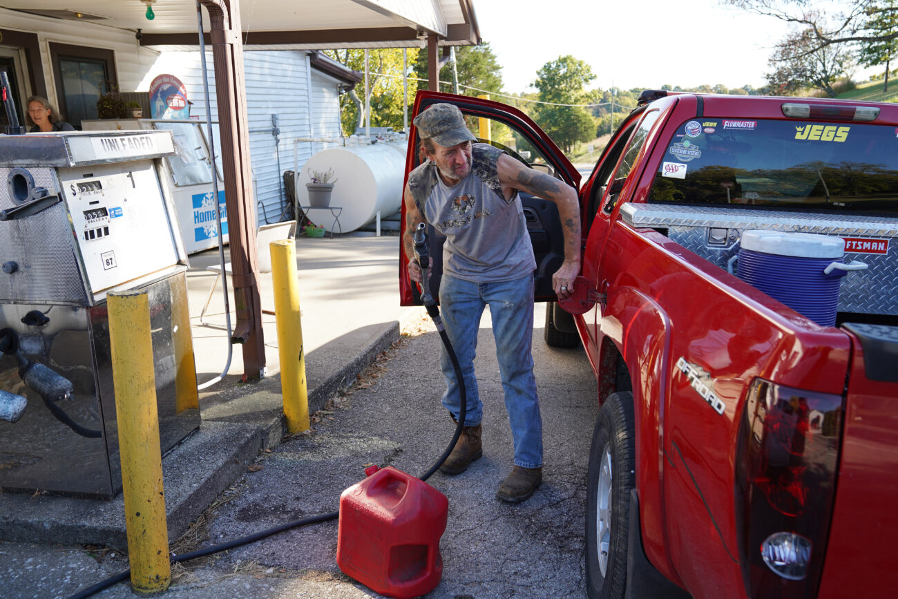 Localite Keith “Bean” Mcdonald pumps gas at Bald Knob Little Market in Frankfort, Kentucky on Wednesday, Oct. 5, 2022. Many people don’t know how to use the classic gas pump, said owner Dan Midkiff . Photo | Bryce Towle.