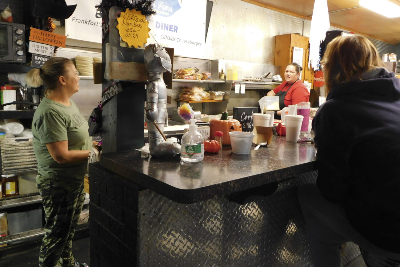 Manager Gina Ellis, left, speaks to Traci McGranahan, second from right, at the Cliffside Diner on Highway 420 in Frankfort, Kentucky. Photo | Austin Collier